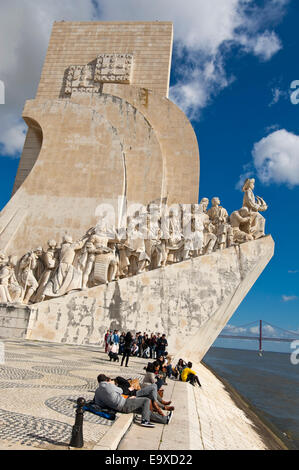 Vista verticale del Monumento alle Scoperte in Belem, Lisbona. Foto Stock