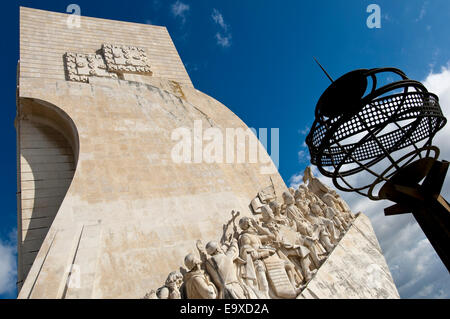 Orizzontale di vista ravvicinata del Monumento alle Scoperte in Belem Belem Lisbona Lisboa Foto Stock