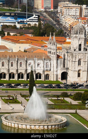 Antenna verticale vista di Jeronimos Monastero dos Jerónimos e giardini circostanti in Belem Lisbona Foto Stock