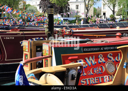 Le barche colorate e chiatte dell annuale estate Canal Cavalcata, nella piccola Venezia, West London, England, Regno Unito Foto Stock