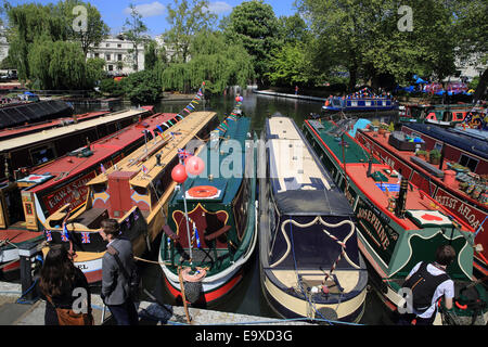 Le barche colorate e chiatte dell annuale estate Canal Cavalcata, nella piccola Venezia, West London, England, Regno Unito Foto Stock