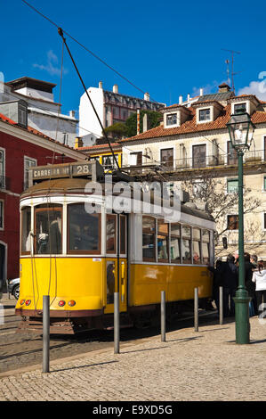 Streetview verticale del tradizionale giallo il tram a Lisbona. Foto Stock