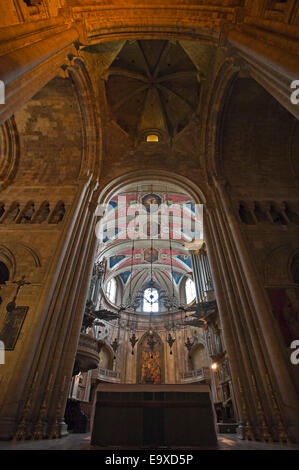 Verticale vista interna della Cattedrale di Lisbona a Lisbona. Foto Stock