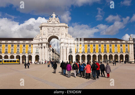 Vista orizzontale della Piazza del commercio a Lisbona. Foto Stock