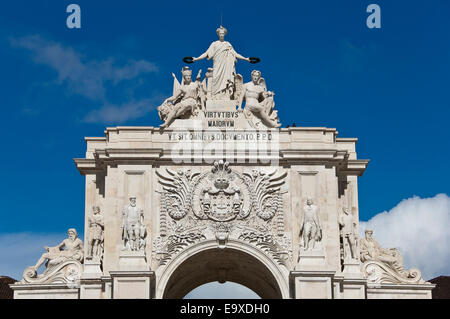 Chiudere orizzontale delle statue sulla sommità della Rua Augusta Arch in piazza del commercio a Lisbona Foto Stock