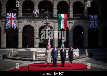 Città del Messico. 3 Novembre, 2014. (L a R) Camila, duchessa di Cornovaglia, British Prince Charles, Presidente messicano Enrique Peña Nieto e della prima signora Angelica Rivera posano per una fotografia ufficiale nel cortile centrale del palazzo nazionale a Città del Messico, capitale del Messico il nov. 3, 2014. Credito: Pedro Mera/Xinhua/Alamy Live News Foto Stock