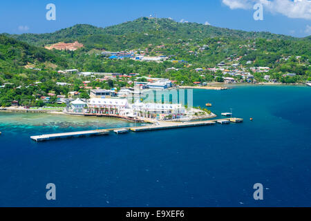 Foto aerea del porto di Roatan Cruise Ship Terminal nel foro Coxen Foto Stock