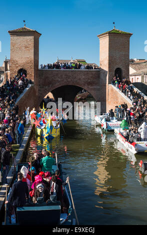 L'Italia, Comacchio, carnevale sui canali del paese e della Peschiera canal con ponte Trepponti in background Foto Stock