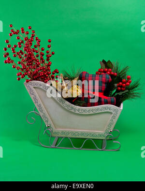 Una slitta decorazione riempito con articoli di festa Foto Stock