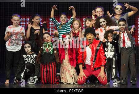 David Jordan dal Michael Jackson musical 'Thriller Live" con la scuola dei bambini costituito come zombie. Foto Stock