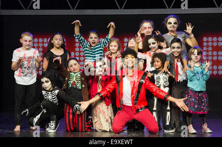 David Jordan dal Michael Jackson musical 'Thriller Live" con la scuola dei bambini costituito come zombie. Foto Stock