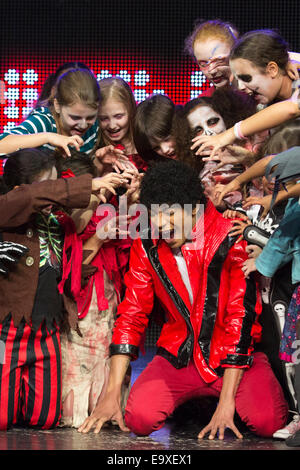 David Jordan dal Michael Jackson musical 'Thriller Live" con la scuola dei bambini costituito come zombie. Foto Stock