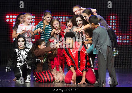 David Jordan dal Michael Jackson musical 'Thriller Live" con la scuola dei bambini costituito come zombie. Foto Stock