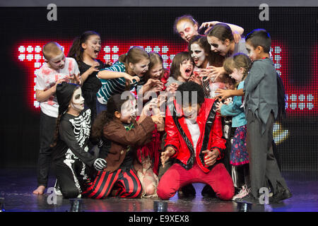 David Jordan dal Michael Jackson musical 'Thriller Live" con la scuola dei bambini costituito come zombie. Foto Stock