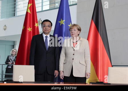 Li Keqiang, Angela Merkel e ministri firmare trattati economici durante la visita ufficiale nel mese di ottobre 10th, 2014 a Berlino, Germania Foto Stock