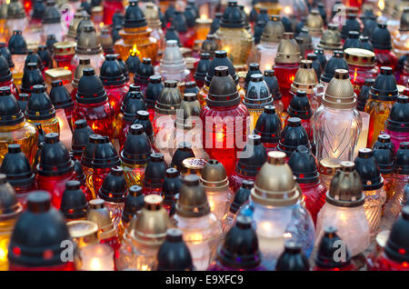 Molte candele nel cimitero. Foto Stock