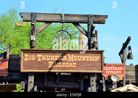 Big Thunder Mountain Railroad, in Frontierland, Magic Kingdom, il Walt Disney World Resort di Orlando, Florida, Stati Uniti d'America Foto Stock