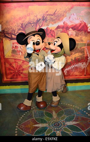 Topolino e Minnie Mouse condividono un bacio al regno animale, Walt Disney World, a Orlando, Florida. Foto Stock