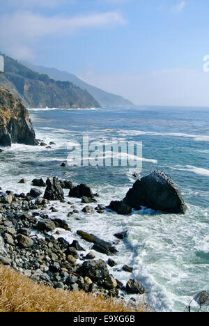 Vista della costa del Pacifico da Esalen institue a Big Sur in California Foto Stock
