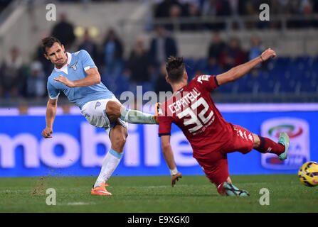 Roma, Italia. 3 Novembre, 2014. Miroslav KLOSE (L) del Lazio calci per obiettivo durante la serie di una partita di calcio contro il Cagliari in Roma, Italia, il 9 novembre 3, 2014. Il Lazio ha vinto 4-2. © Alberto Lingria/Xinhua/Alamy Live News Foto Stock