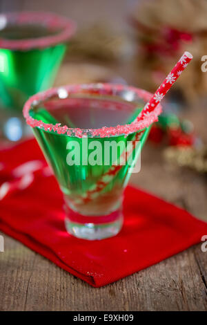 Natale verde smeraldo cocktail, bordati di vetro frantumato con candy cane. Ottimi drink per intrattenimento. Foto Stock