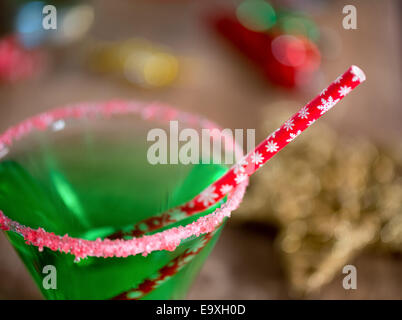 Natale verde smeraldo cocktail, bordati di vetro frantumato con candy cane. Ottimi drink per intrattenimento. Foto Stock