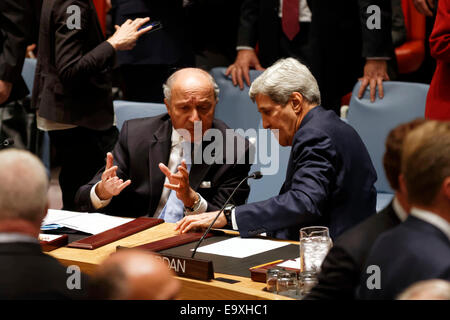 Negli Stati Uniti il Segretario di Stato John Kerry chat con il Ministro degli esteri francese Laurent Fabius Foto Stock