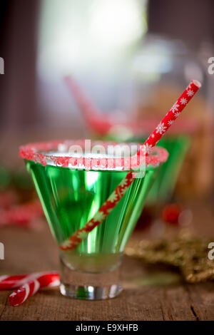 Natale verde smeraldo cocktail, bordati di vetro frantumato con candy cane. Ottimi drink per intrattenimento. Foto Stock