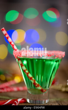 Natale verde smeraldo cocktail, bordati di vetro frantumato con candy cane. Ottimi drink per intrattenimento. Foto Stock