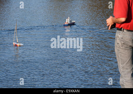 Barca modello conduce all'acqua Foto Stock