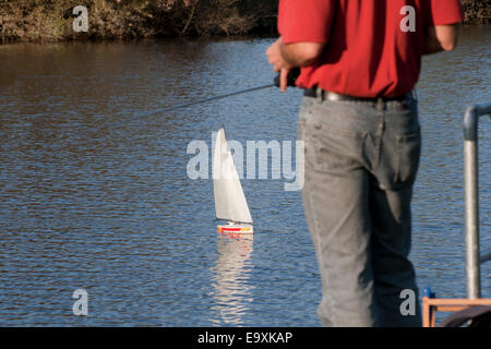 Barca modello conduce all'acqua Foto Stock