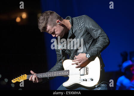 Ottobre 30, 2014 - Raleigh, North Carolina, Stati Uniti d'America - musicista CHASE BRYANT si esibisce dal vivo come il suo 2014 tour farà tappa al PNC Arena si trova in Raleigh. Copyright 2014 Jason Moore (credito Immagine: © Jason Moore/ZUMA filo) Foto Stock