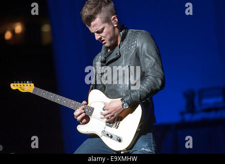 Ottobre 30, 2014 - Raleigh, North Carolina, Stati Uniti d'America - musicista CHASE BRYANT si esibisce dal vivo come il suo 2014 tour farà tappa al PNC Arena si trova in Raleigh. Copyright 2014 Jason Moore (credito Immagine: © Jason Moore/ZUMA filo) Foto Stock