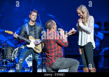 Ottobre 30, 2014 - Raleigh, North Carolina, Stati Uniti d'America - musicista CHASE BRYANT si esibisce dal vivo come il suo 2014 tour farà tappa al PNC Arena si trova in Raleigh. Copyright 2014 Jason Moore (credito Immagine: © Jason Moore/ZUMA filo) Foto Stock