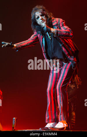 Hammond, Indiana, Stati Uniti d'America. 2° Nov, 2014. Musicista Alice Cooper si esibisce dal vivo con la sua band presso la sede a ferro di cavallo Casino di Hammond, Indiana © Daniel DeSlover/ZUMA filo/Alamy Live News Foto Stock