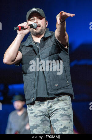 Ottobre 30, 2014 - Raleigh, North Carolina, Stati Uniti d'America - musicista TYLER FARR suona dal vivo come il suo 2014 tour farà tappa al PNC Arena si trova in Raleigh. Copyright 2014 Jason Moore (credito Immagine: © Jason Moore/ZUMA filo) Foto Stock