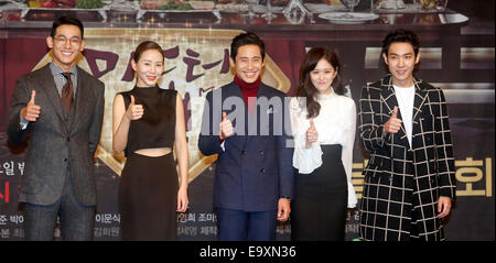 Jung Suk-Won, Parco Ye-Jin, Shin Ha-Kyun Jang Na-Ra e Joon(MBLAQ), Nov 03, 2014 : sud coreano attori (L-R) Jung Suk-won, Parco Ye-jin, Shin Ha-Kyun Jang Na-ra e Joon(Lee Joon) pongono nel corso di una conferenza stampa del dramma Coreano, 'Mr. Indietro' a Seul, in Corea del Sud. © Lee Jae-Won/AFLO/Alamy Live News Foto Stock