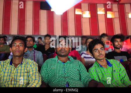 Oct 12, 2014 - Mumbai, Maharashtra, India - Patroni guardare il film 'DDLJ' al Maratti Mandir Cinema a Centrale di Mumbai. L'hindi, il romantico film di Bollywood 'Dilwale Dulhania Le Jayenge' ha iniziato il suo ventesimo anno di corse ininterrotte all'iconico Maratti Mandir sala cinema. È la più lunga di film nella storia del cinema. Rilasciare Ott 20, 1995, la classica storia di amore ancora gioca a pranzo case. (Credito Immagine: © Subhash Sharma/ZUMA filo/ZUMAPRESS.com) Foto Stock