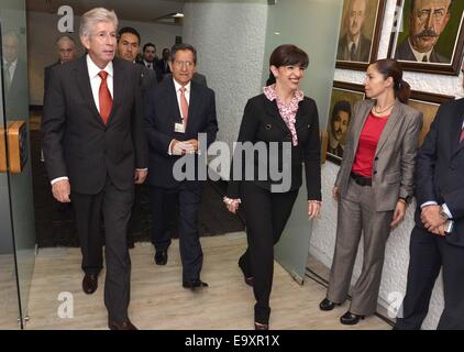 (141104) -- CITTÀ DEL MESSICO, nov. 4, 2014 (Xinhua) -- Immagine fornita dal Messico il Ministero delle Comunicazioni e dei trasporti (SCT, per il suo acronimo in spagnolo), mostra il Messico il segretario delle comunicazioni e dei trasporti, Gerardo Ruiz Esparza (L), che arrivano nel corso di una conferenza stampa tenutasi a Città del Messico, capitale del Messico il nov. 3, 2014. Un Cinese-led consorzio ha vinto la gara per costruire il Messico del primo treno ad alta velocità progetto, i media locali hanno riferito lunedì. Il Messico SCT ha annunciato in una conferenza stampa che il gruppo che include la Cina le costruzioni ferroviarie Corporation (CRCC) e una manciata di costrutto messicano Foto Stock