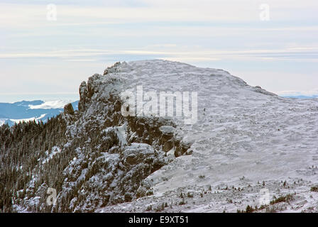 Inverno mountain summit nei Carpazi romeni. Foto Stock