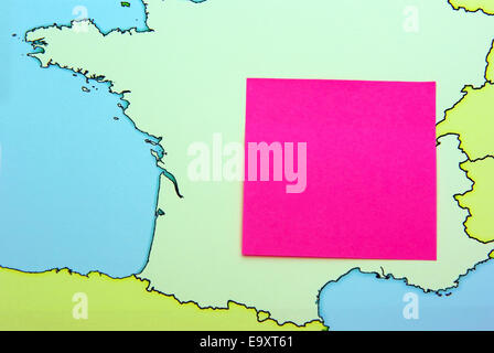 Penna e post-it su una mappa della Francia. Foto Stock