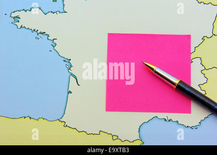 Penna e post-it su una mappa della Francia. Foto Stock