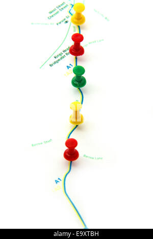 La pianificazione del percorso sulla mappa con le puntine. Foto Stock