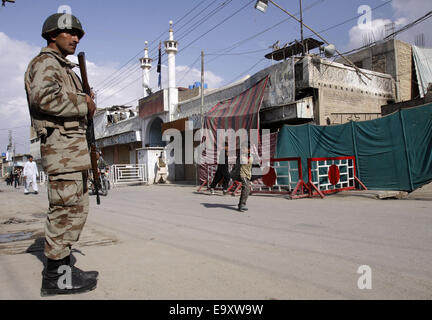 Quetta. 4 Novembre, 2014. Un soldato pakistano sta di guardia davanti a Ashura processione al decimo giorno di santa islamica mese di Muharram nel sud-ovest del Pakistan Quetta, nov. 4, 2014. Le autorità pachistane hanno lamentato della sicurezza in tutto il paese per la sensibile Ashura giorni del Santo Mese di Muharram. © Asad/Xinhua/Alamy Live News Foto Stock