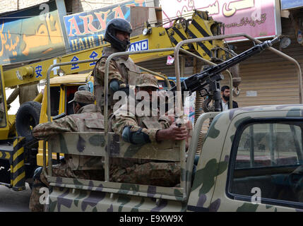 Quetta. 4 Novembre, 2014. Il pakistan poliziotti di pattuglia sulla strada di Ashura processione al decimo giorno di santa islamica mese di Muharram nel sud-ovest del Pakistan Quetta, nov. 4, 2014. Le autorità pachistane hanno intensificato la sicurezza in tutto il paese per la sensibile Ashura giorni del Santo Mese di Muharram. © Asad/Xinhua/Alamy Live News Foto Stock