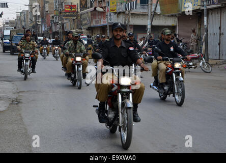 Quetta. 4 Novembre, 2014. Il pakistan poliziotti di pattuglia sulla strada di Ashura processione al decimo giorno di santa islamica mese di Muharram nel sud-ovest del Pakistan Quetta, nov. 4, 2014. Le autorità pachistane hanno intensificato la sicurezza in tutto il paese per la sensibile Ashura giorni del Santo Mese di Muharram. © Asad/Xinhua/Alamy Live News Foto Stock