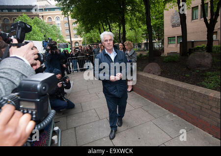 Celebrity pubblicista Max Clifford arriva a Southwark Crown Court di condanna dopo essere stato trovato colpevole di attentato al pudore. Dotato di: Max Clifford dove: Londra, Regno Unito quando: 02 Maggio 2014 Foto Stock