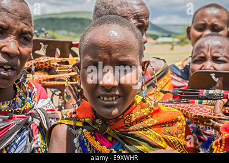 Maasai donna con gioielli tradizionali vendono souvenir fatti in casa Foto Stock