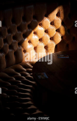 Divano in pelle, cuoio, lettino, Chesterfield, pub, imbottitura, poltrona, divano, bar, rosso, rombo, utilizzato, interno, superficie, divano, restor Foto Stock