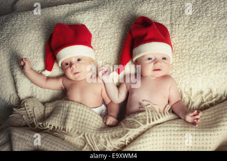 Carino neonati con cappelli di Babbo Natale Foto Stock